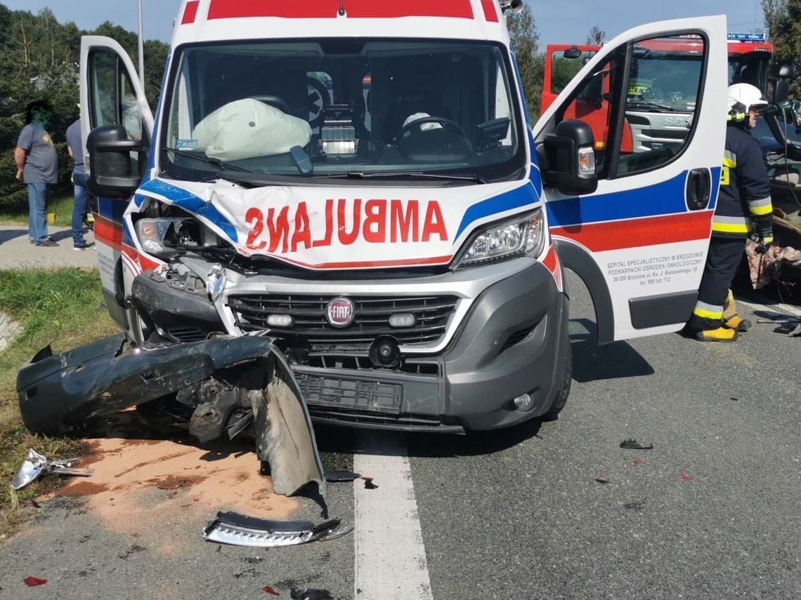 Zderzenie ambulansu i osobówki. DK19 zablokowana