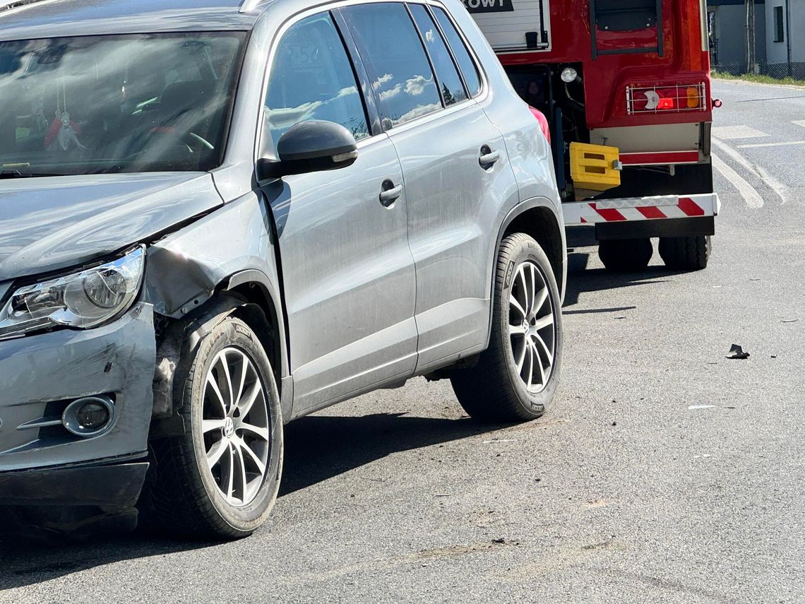 Zderzenie Audi i Volkswagena oraz potrącenie pieszej na DW990 w Krośnie [SPRAWCA NIETRZEŹWY]