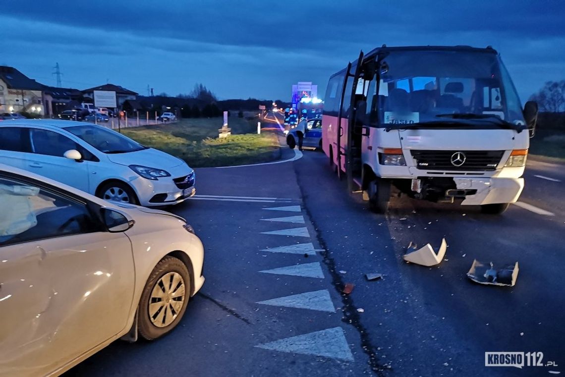 Zderzenie autobusu i dwóch osobówek na DK28