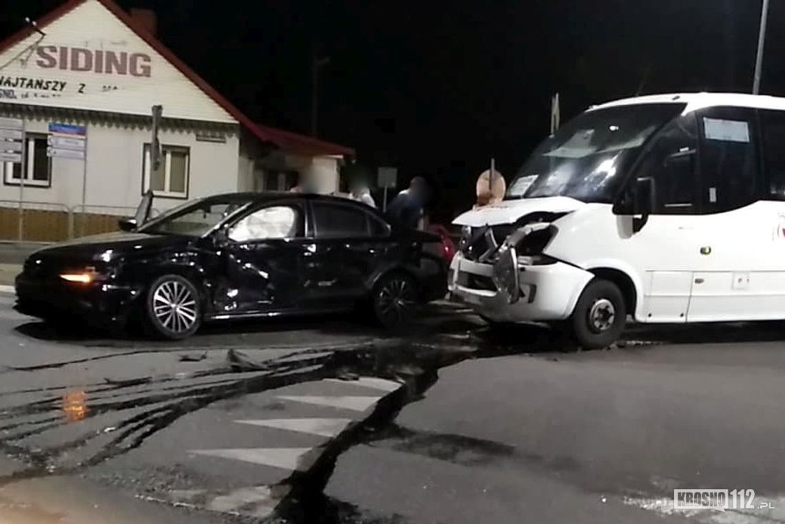 Zderzenie autobusu i osobówki na skrzyżowaniu DK28 i DK19