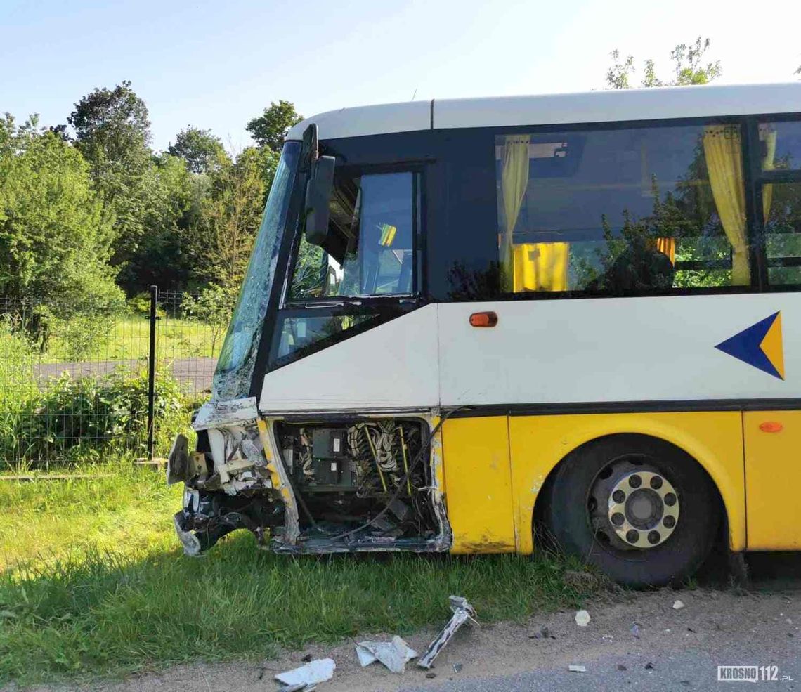 Zderzenie autobusu z osobówką w Desznicy