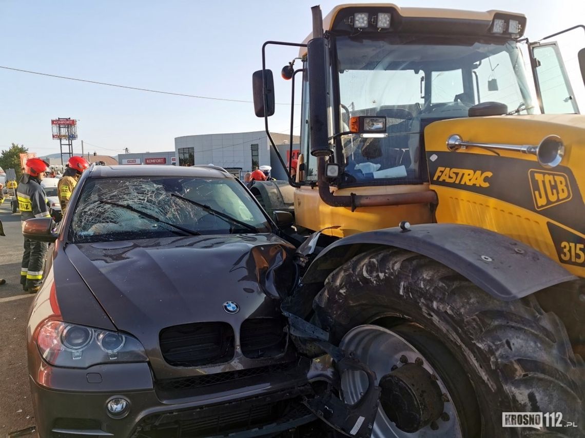 Zderzenie BMW i ciągnika z przyczepą na remontowanym odcinku DK28