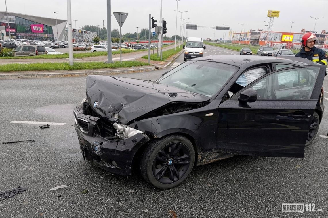 Zderzenie BMW i Suzuki na DK28 przy VIVO. Kto zawinił?