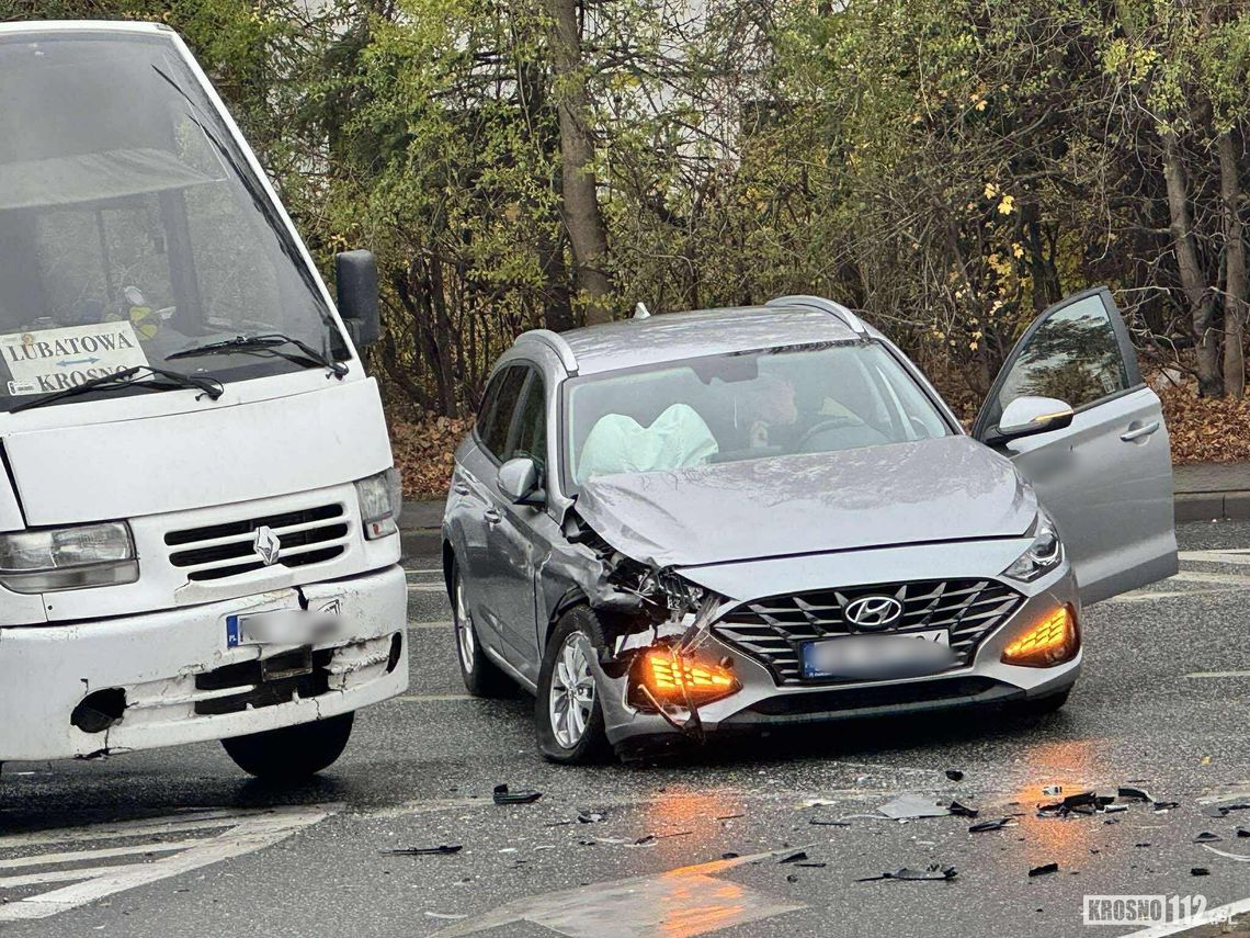 Zderzenie busa z samochodem osobowym na Niepodległości Zderzenie busa z samochodem osobowym na Niepodległości