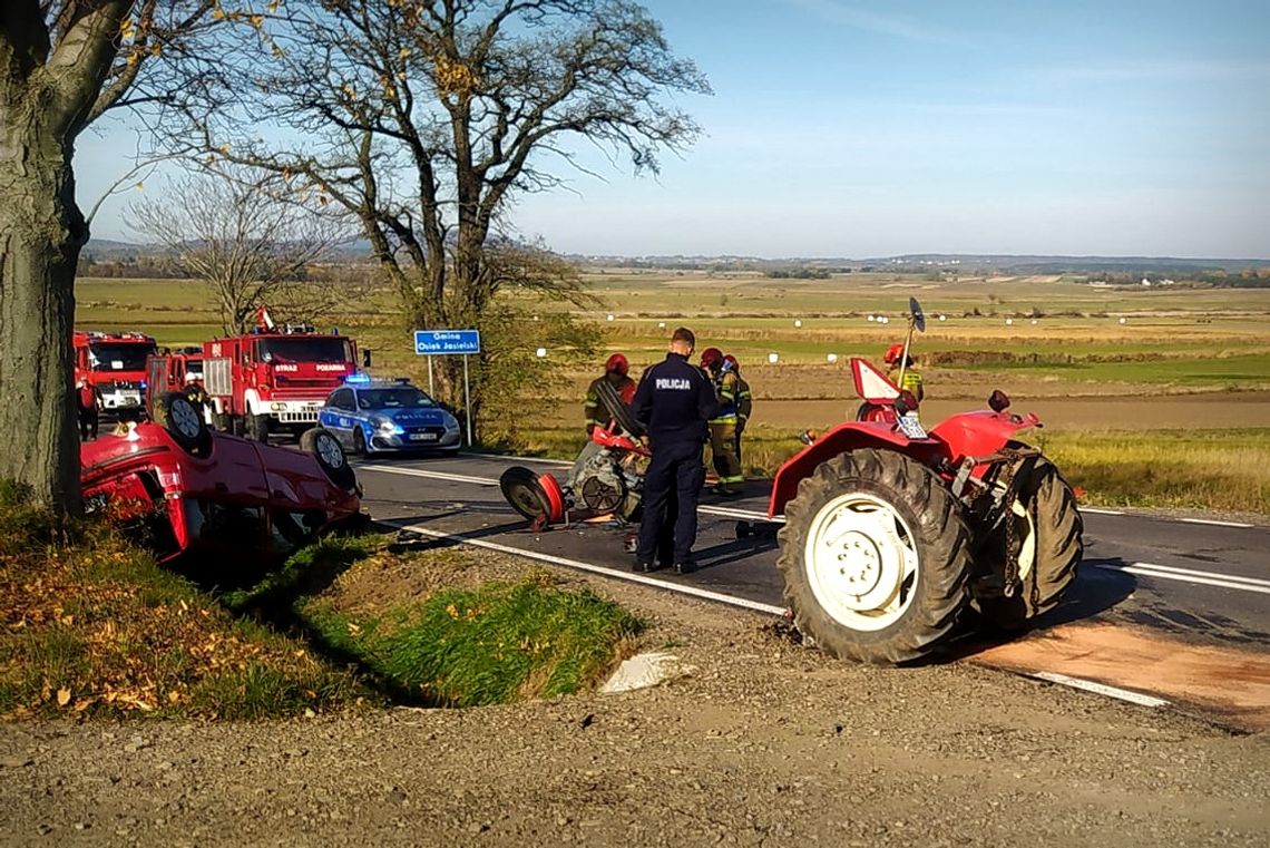 ? Zderzenie ciągnika rolniczego z fiatem na DW993. Trzy osoby ranne