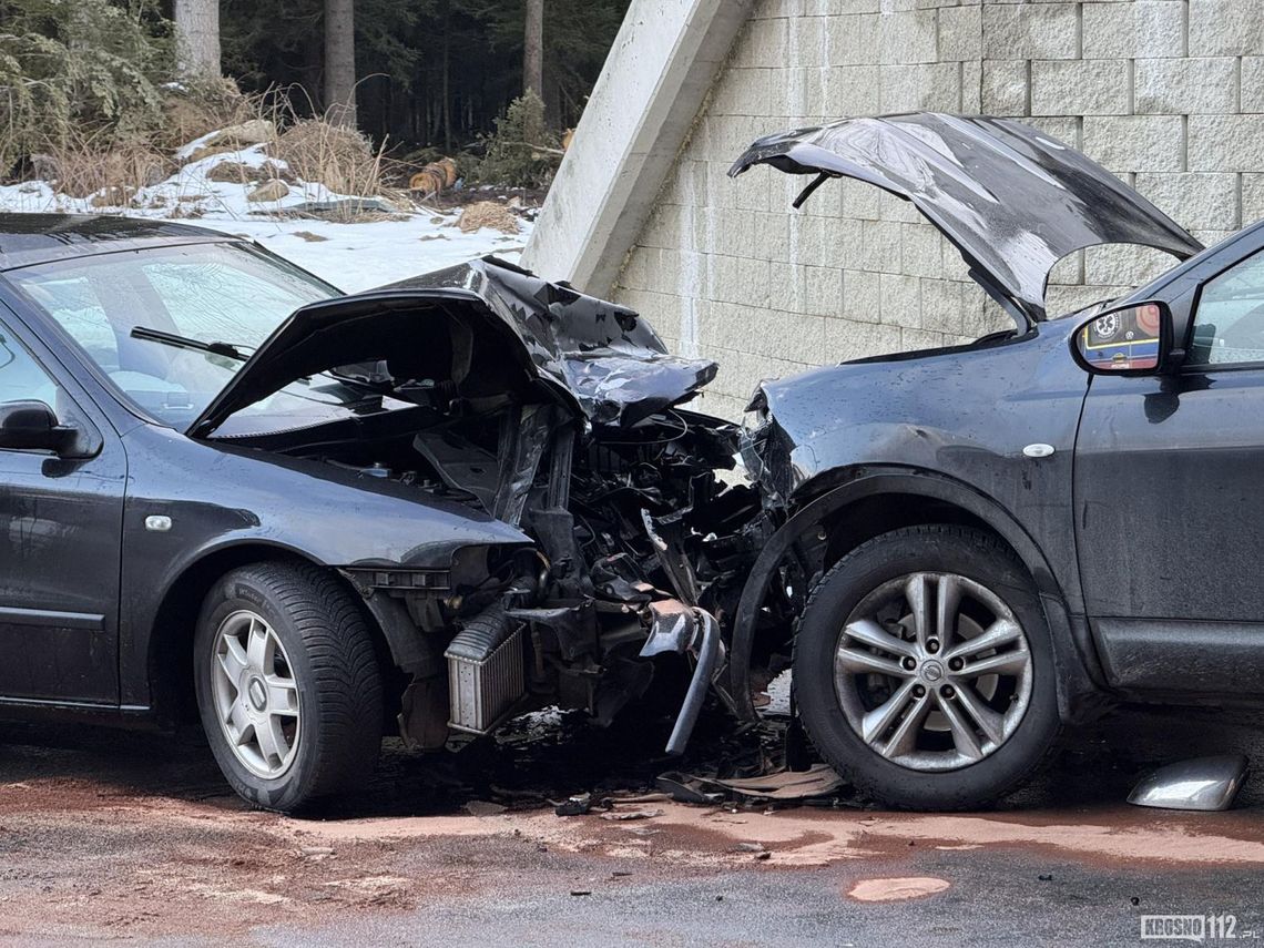 Zderzenie czołowe pod wiaduktem w Widaczu Zderzenie czołowe pod wiaduktem w Widaczu