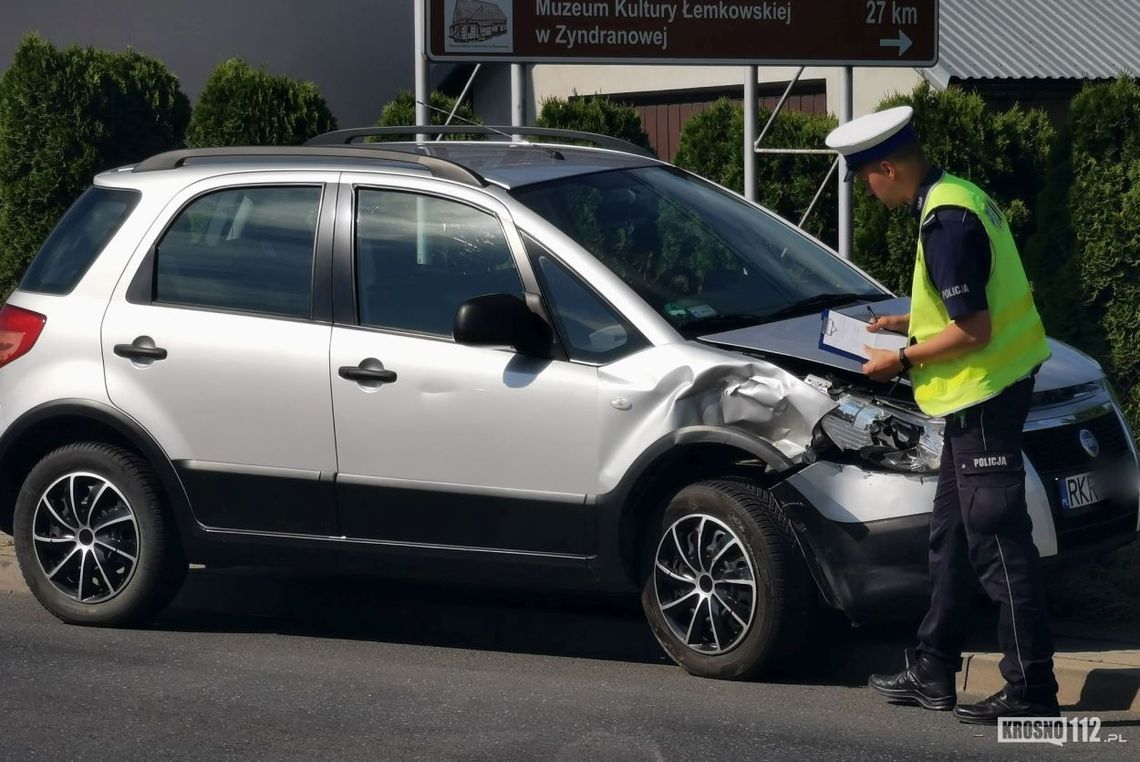 Zderzenie dwóch fiatów w Miejscu Piastowym. Jezdnia w płynach eksploatacyjnych