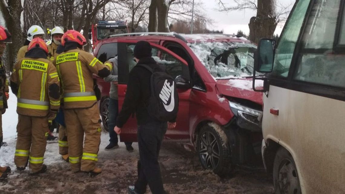 Zderzenie dwóch Mercedesów we Wzdowie