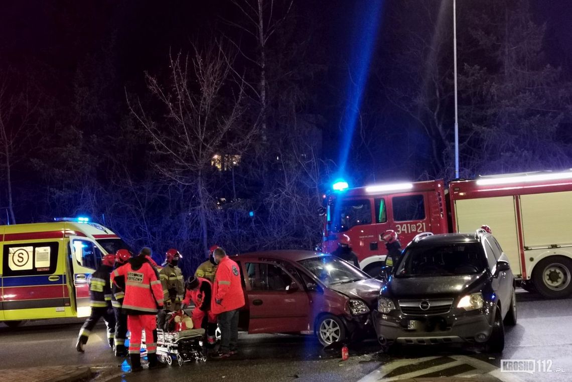 Zderzenie dwóch Opli przy Kauflandzie. Poszkodowana jedna osoba