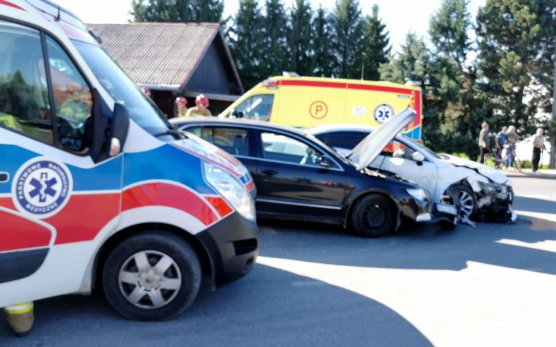 Zderzenie dwóch osobówek w Miejscu Piastowym. DK28 zablokowana