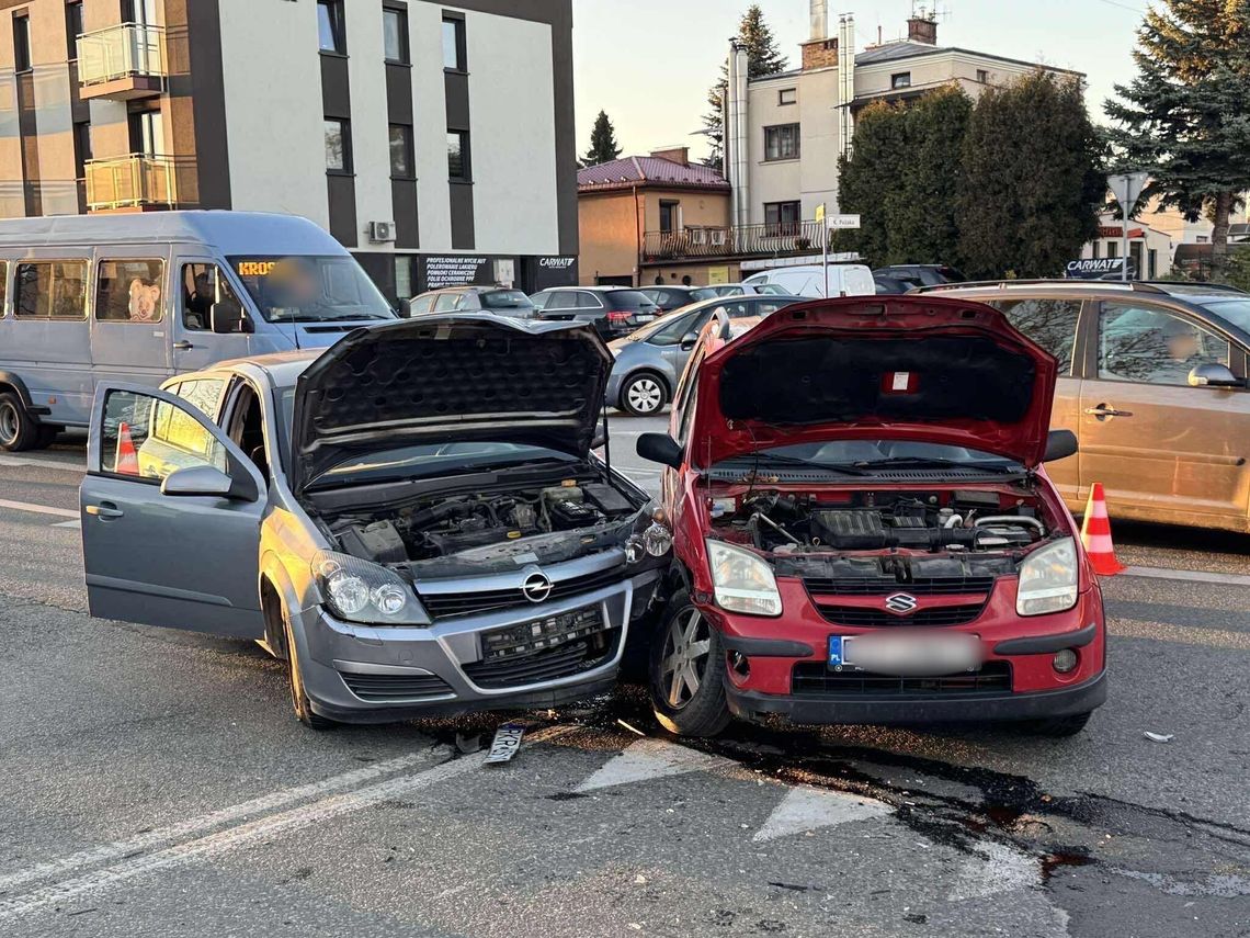 Zderzenie dwóch pojazdów na skrzyżowaniu w Krośnie Zderzenie dwóch pojazdów na skrzyżowaniu w Krośnie