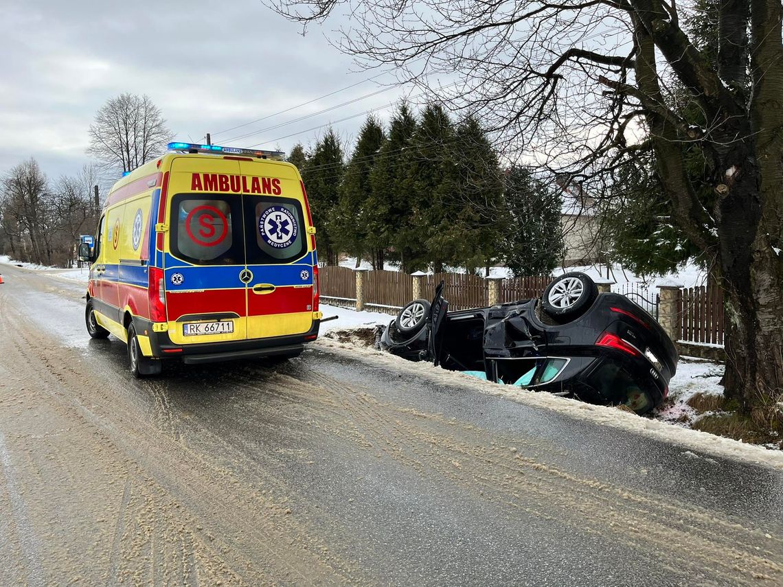 Audi dachowało przy ul. Karpackiej w Zręcinie. [AKTUALIZACJA]