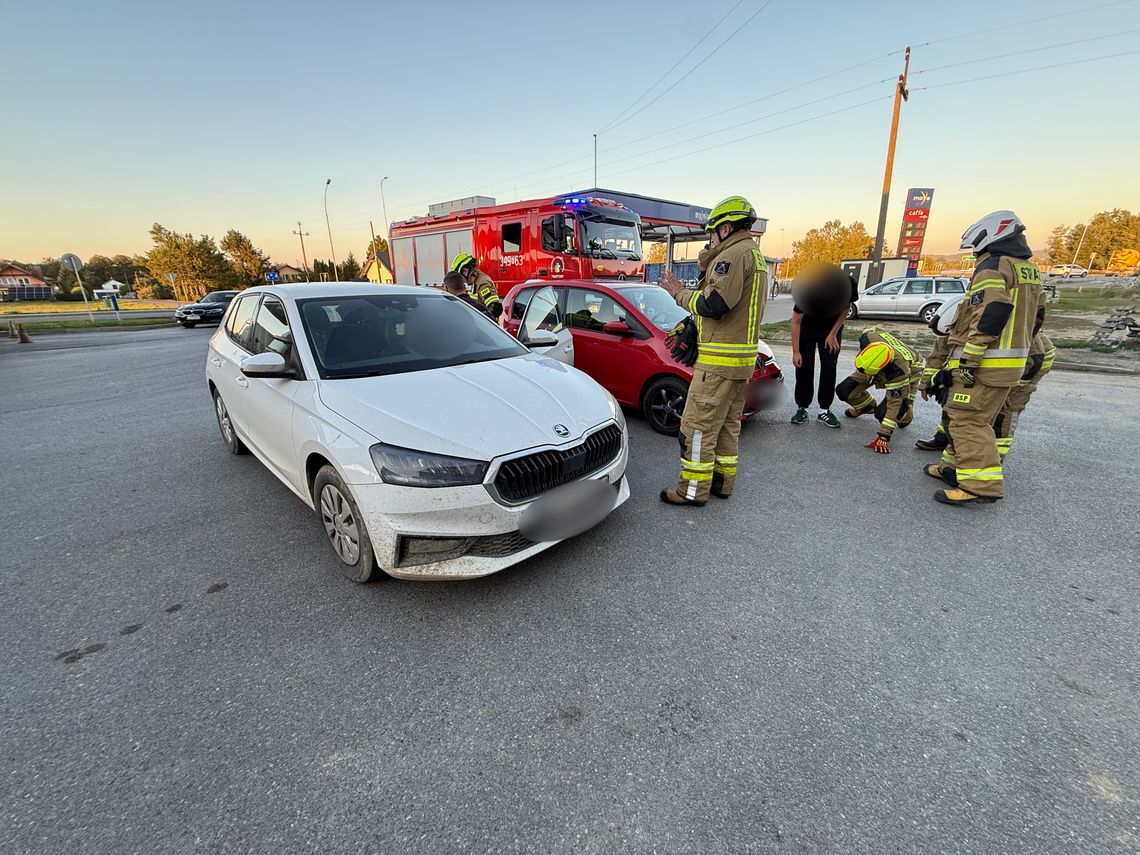 Zderzenie dwóch samochodów na DW864 w Krościenku Wyżnym Zderzenie dwóch samochodów na DW864 w Krościenku Wyżnym