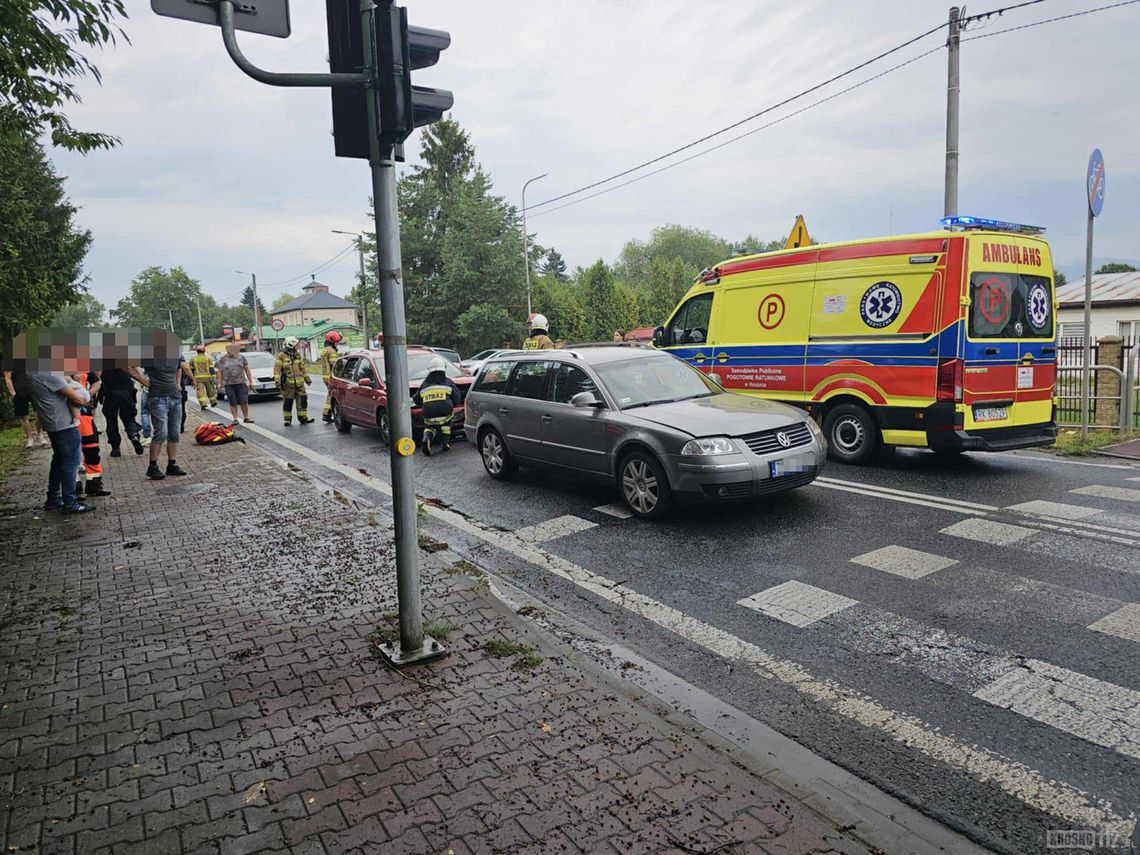Zderzenie dwóch samochodów na DW990 w Krośnie
