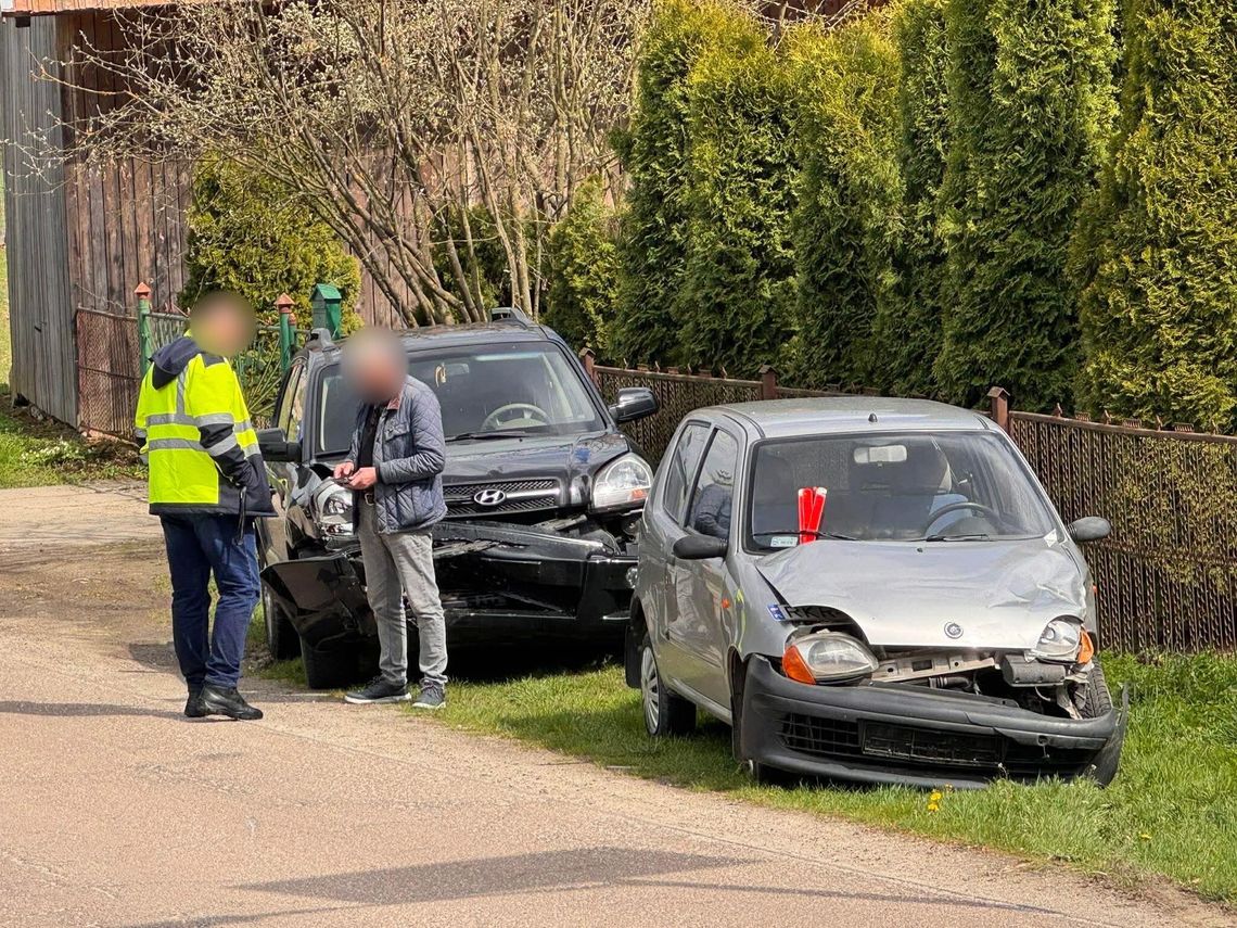 Zderzenie dwóch samochodów na DW990 w Przybówce