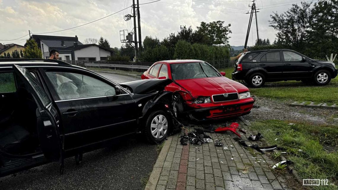 Zderzenie dwóch samochodów na łuku drogi w Chlebnej [AKTUALIZACJA]