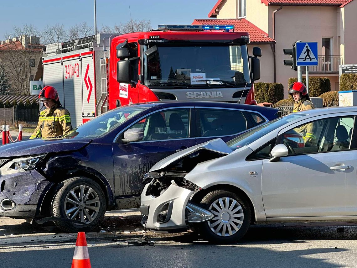 Zderzenie dwóch samochodów na skrzyżowaniu ulic Niepodległości i Powstańców Warszawskich