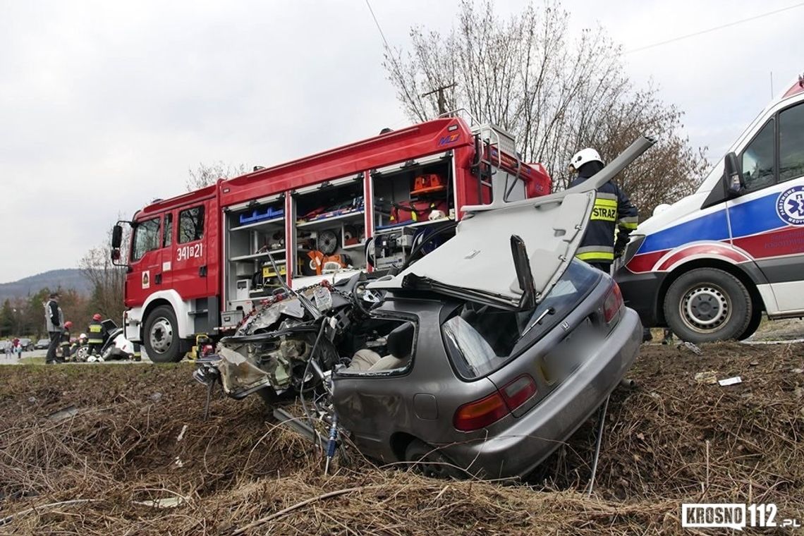 Zderzenie dwóch samochodów osobowych w Węglówce
