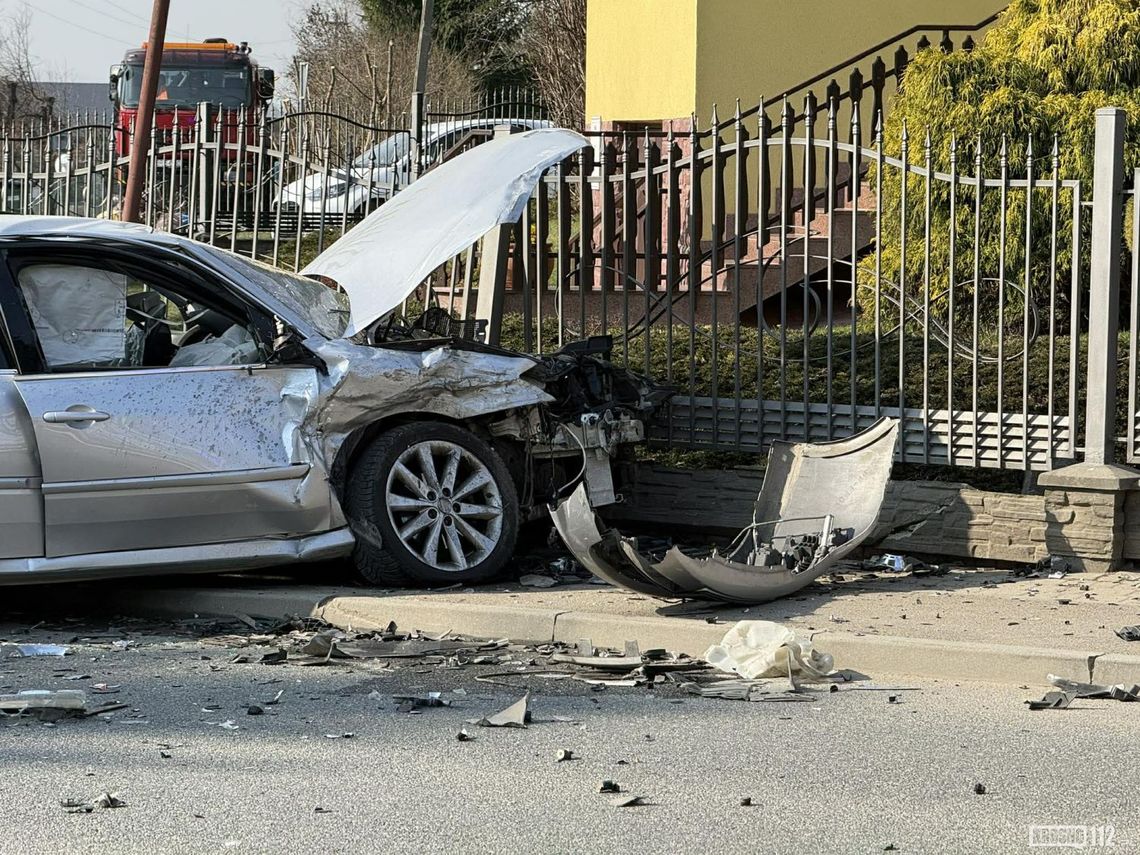 Zderzenie dwóch samochodów w Haczowie. Droga przy kościele zablokowana