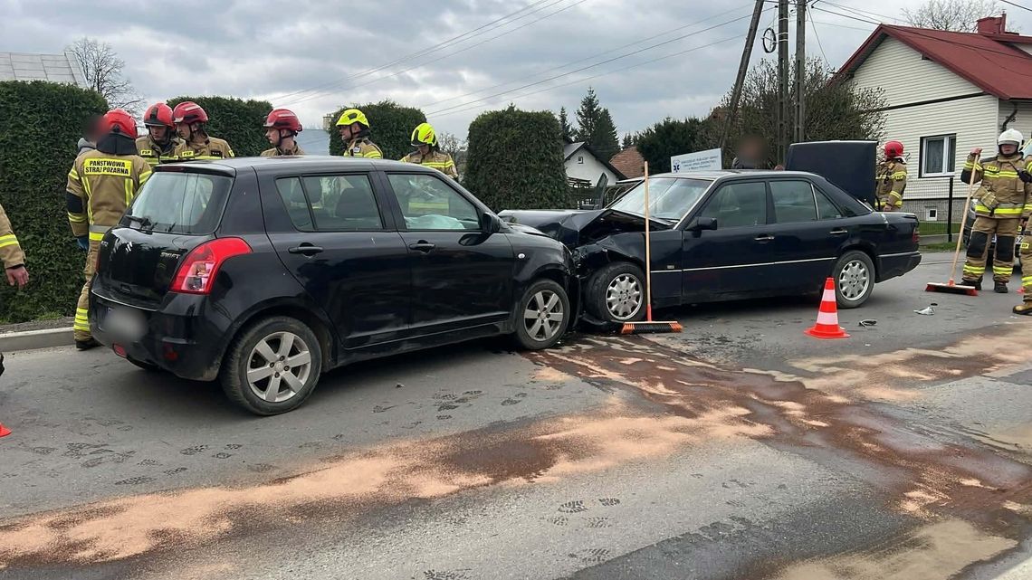 Zderzenie dwóch samochodów w Rogach Zderzenie dwóch samochodów w Rogach