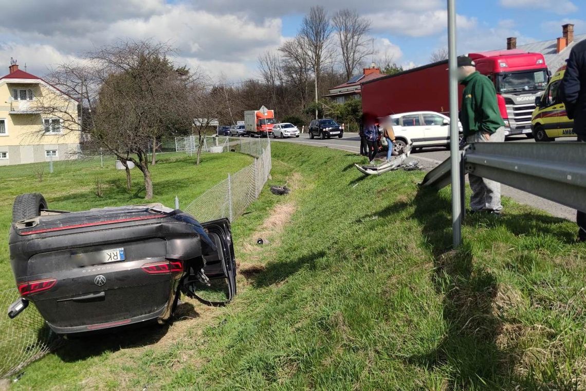 Zderzenie dwóch samochodów w Tokach na DW992