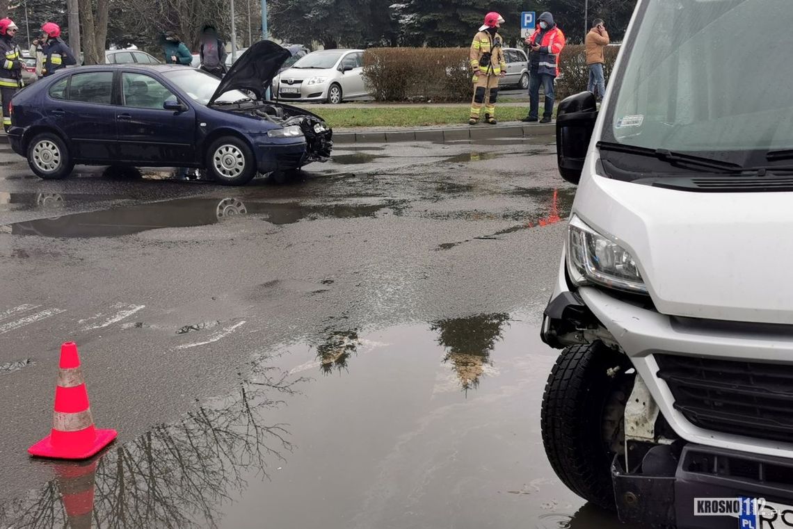 Zderzenie fiata i seata na skrzyżowaniu w Krośnie
