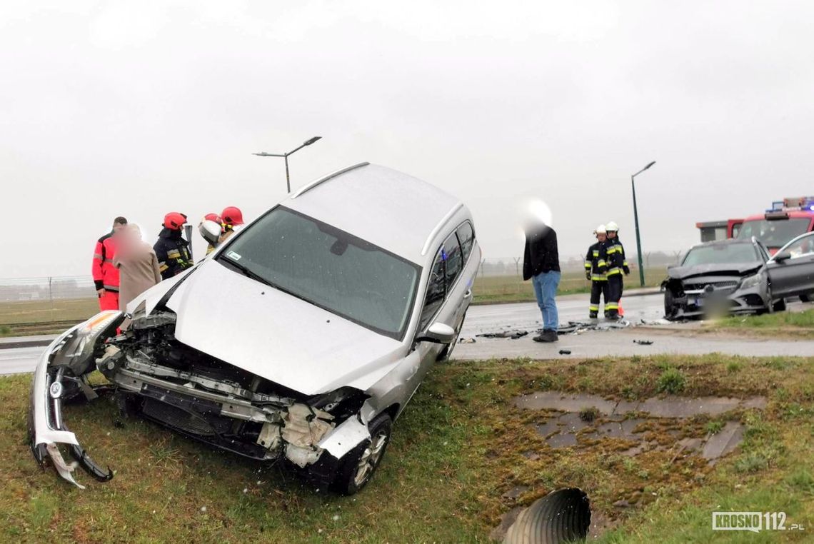 Zderzenie forda i mercedesa na Zręcińskiej [AKTUALIZACJA]