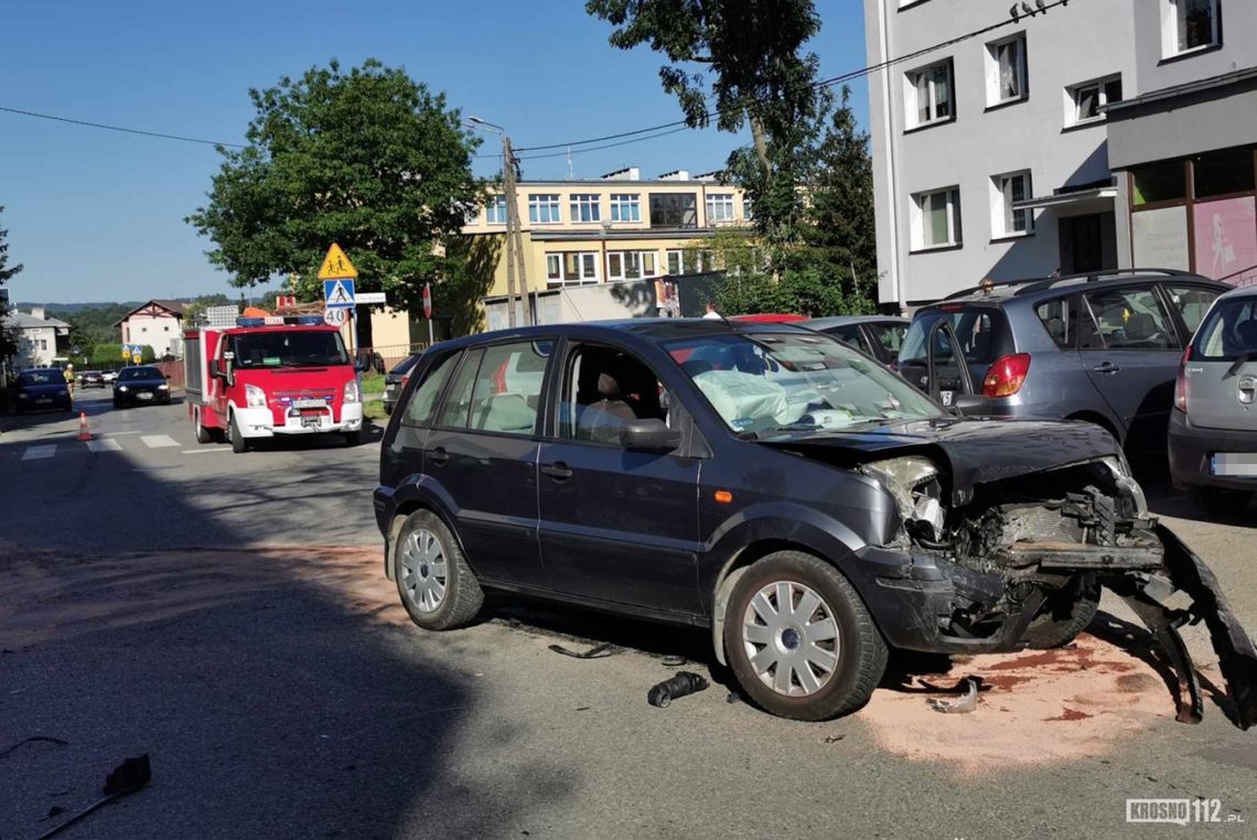 Zderzenie forda i seata na ul. Magurów w Krośnie. Kolejne dwa auta uszkodzone