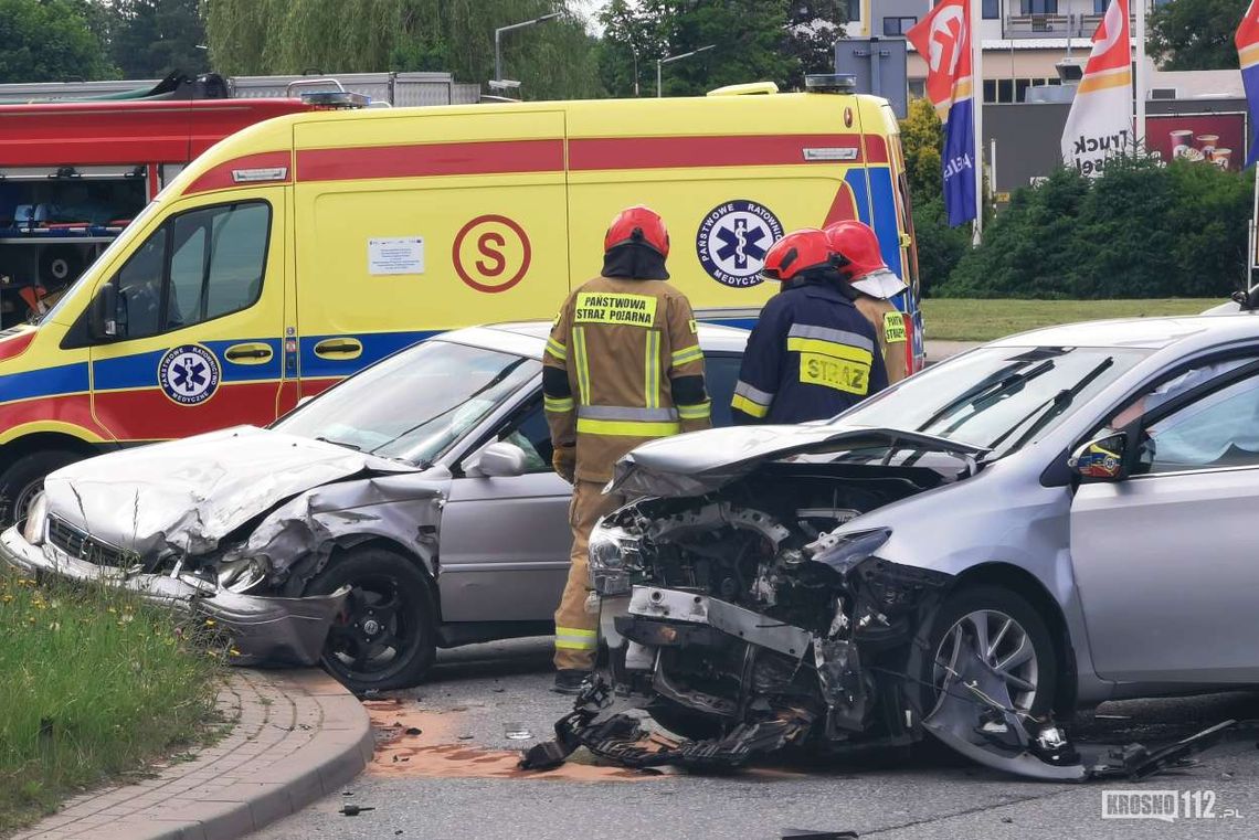 Zderzenie Hondy i Toyoty na skrzyżowaniu. Kto wjechał na czerwonym? [AKTUALIZACJA 2]