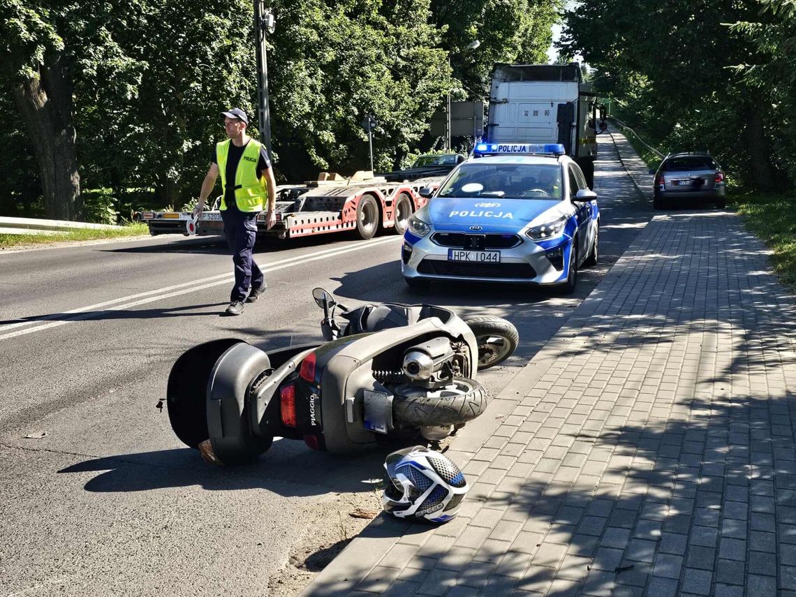 Zderzenie jednośladu z osobówką na skrzyżowaniu dróg wojewódzkich