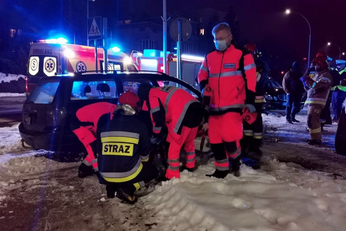 Zderzenie KIA i Volkswagena. Jeden z kierowców ranny