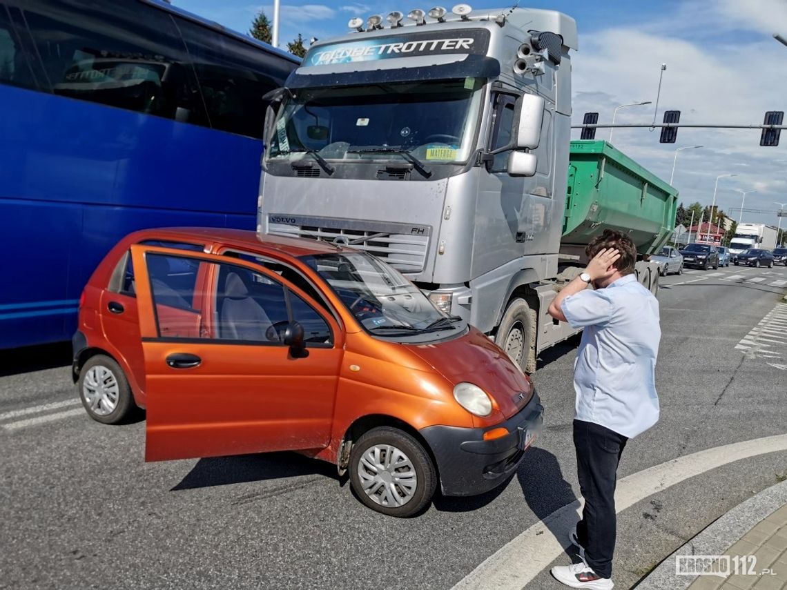 Zderzenie Matiza i ciężarowego Volvo na DK28