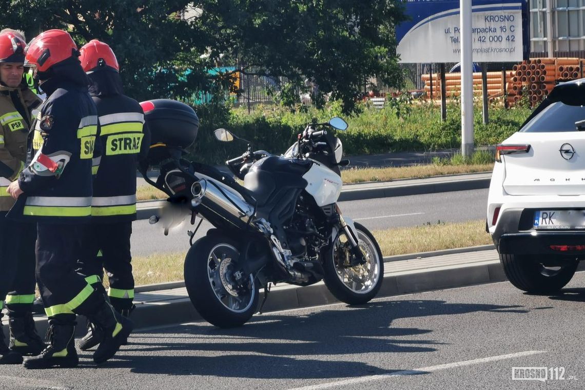 ? Zderzenie motocykla z osobówką na DK28 w Krośnie