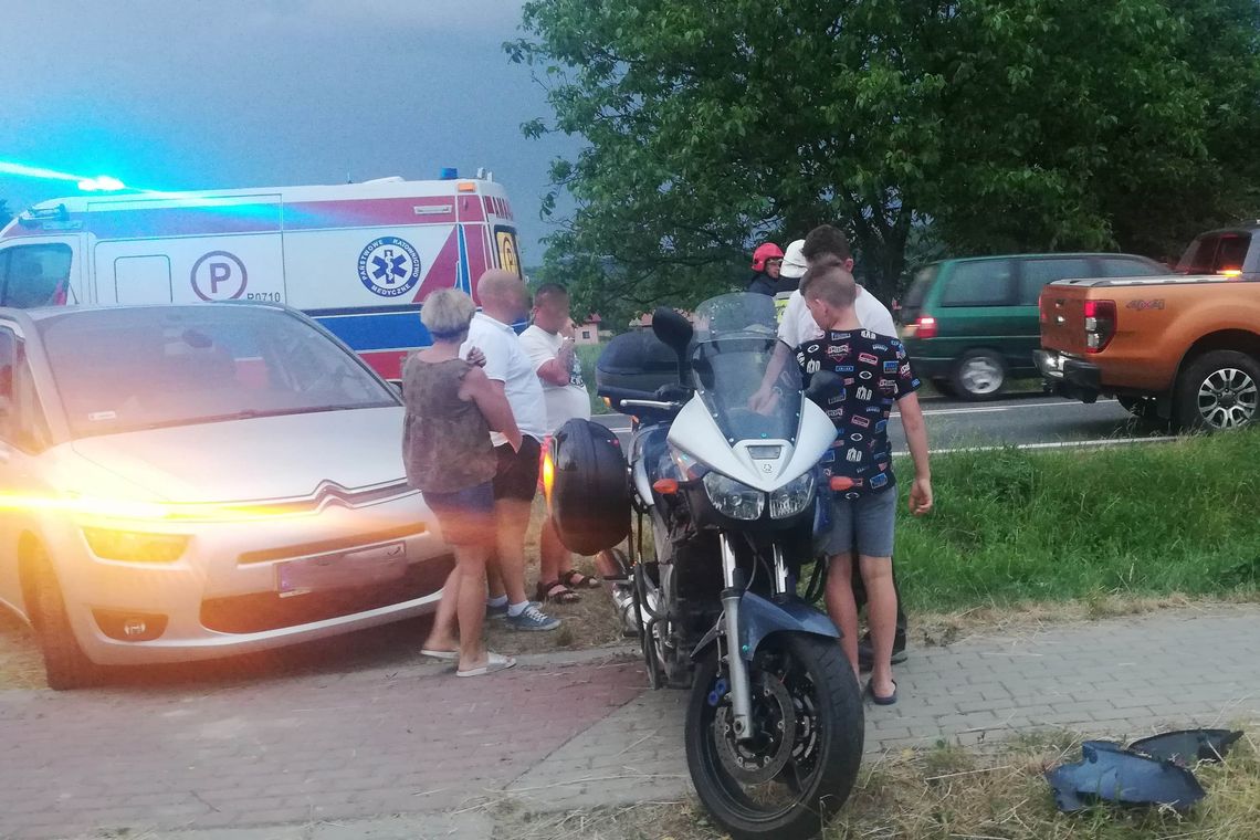 Zderzenie motocyklisty i samochodu osobowego na DW990