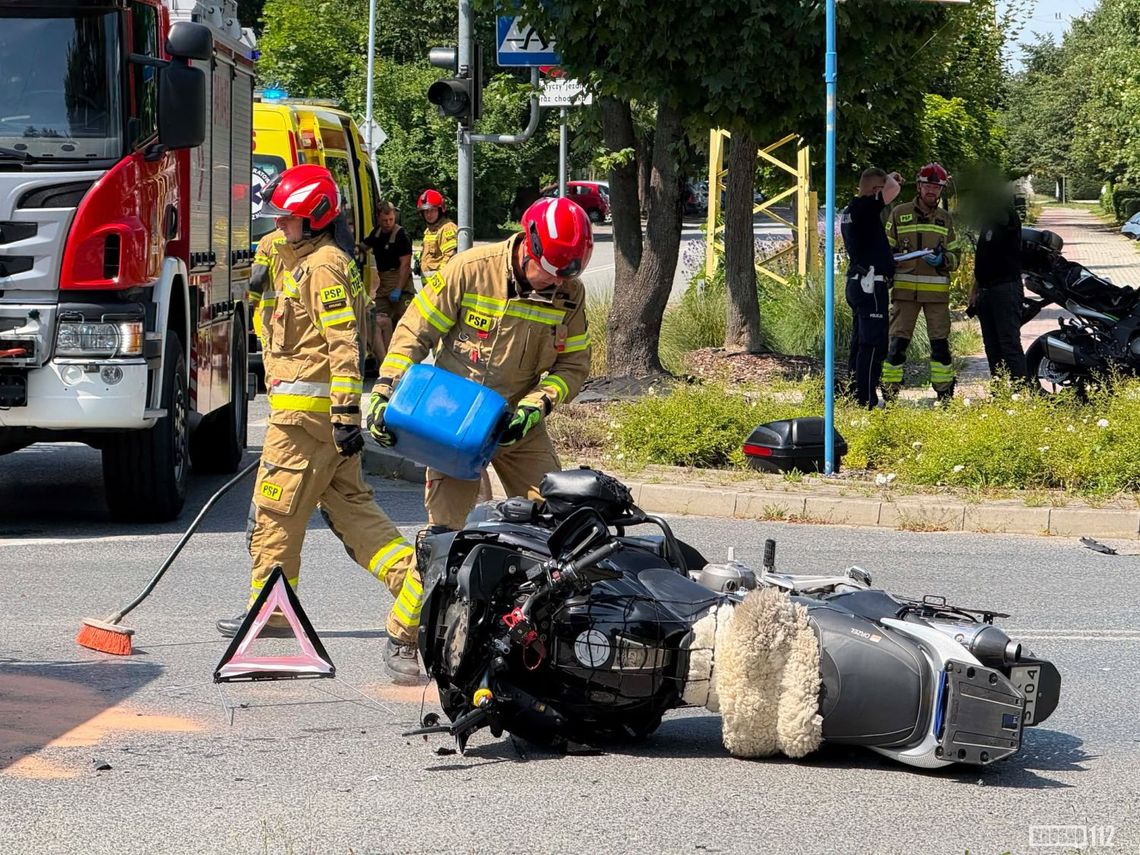 Zderzenie motocyklisty z samochodem na skrzyżowaniu w Krośnie Zderzenie motocyklisty z samochodem na skrzyżowaniu w Krośnie