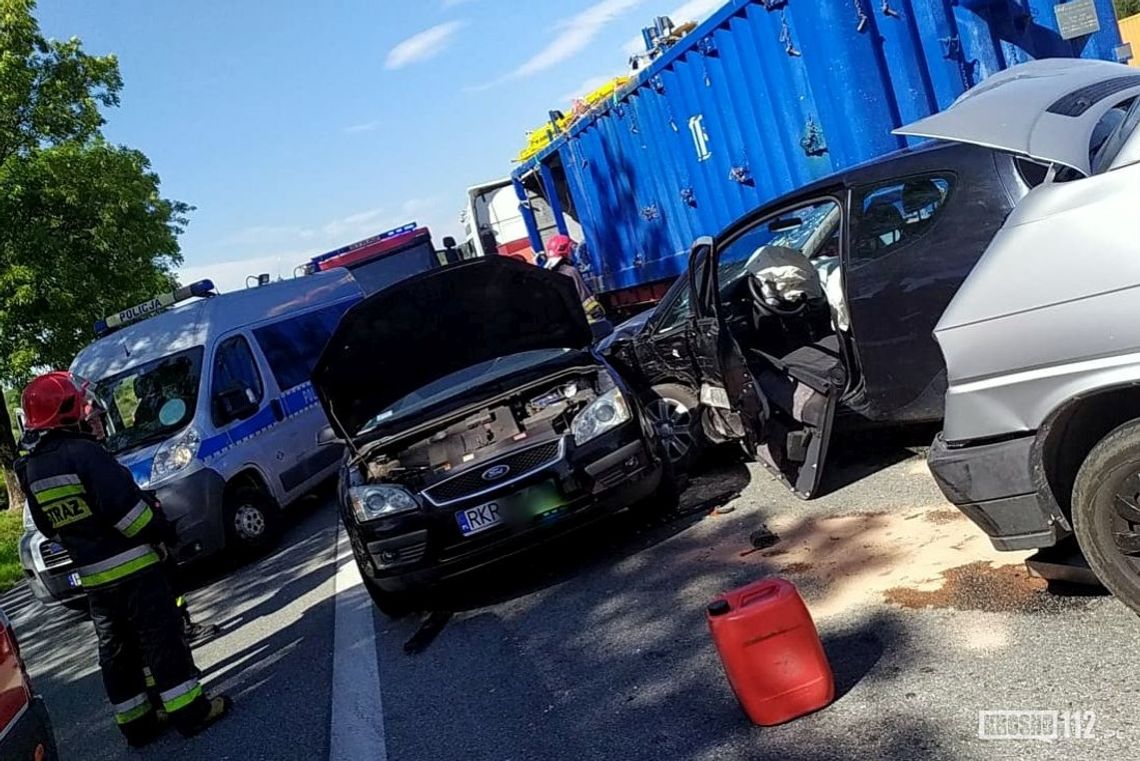 Zderzenie na DK28 przy centrum handlowym. Zderzyły się trzy pojazdy