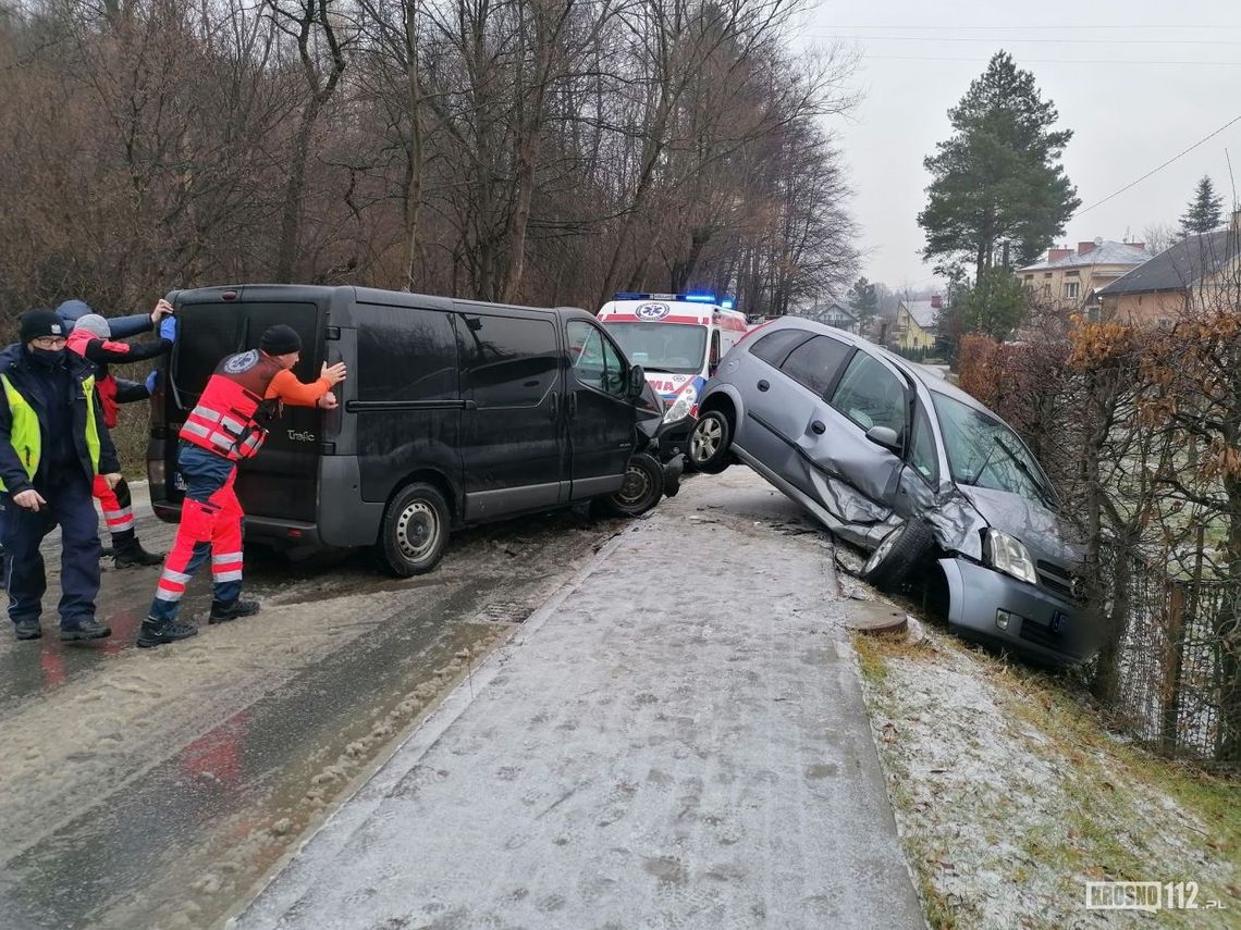 ? Zderzenie na Długiej w Rogach. Na drogach nadal ślisko