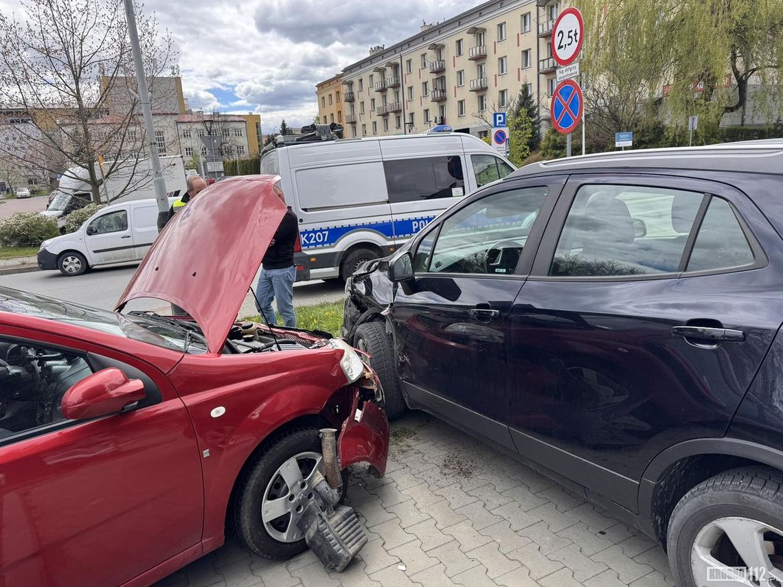 Zderzenie na Krakowskiej. Uszkodzony też zaparkowany Opel
