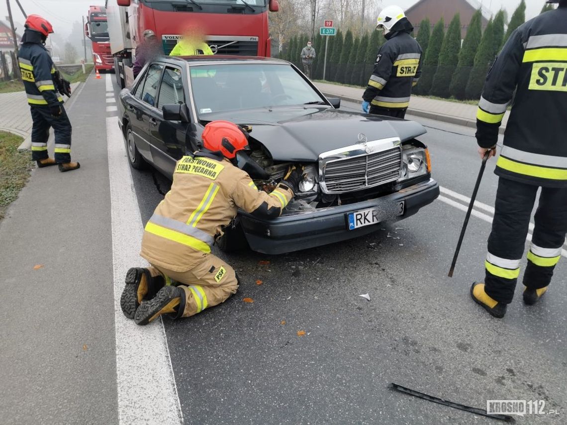 Zderzenie osobowego Mercedesa z dwoma ciężarówkami na DK19 w Miejscu Piastowym