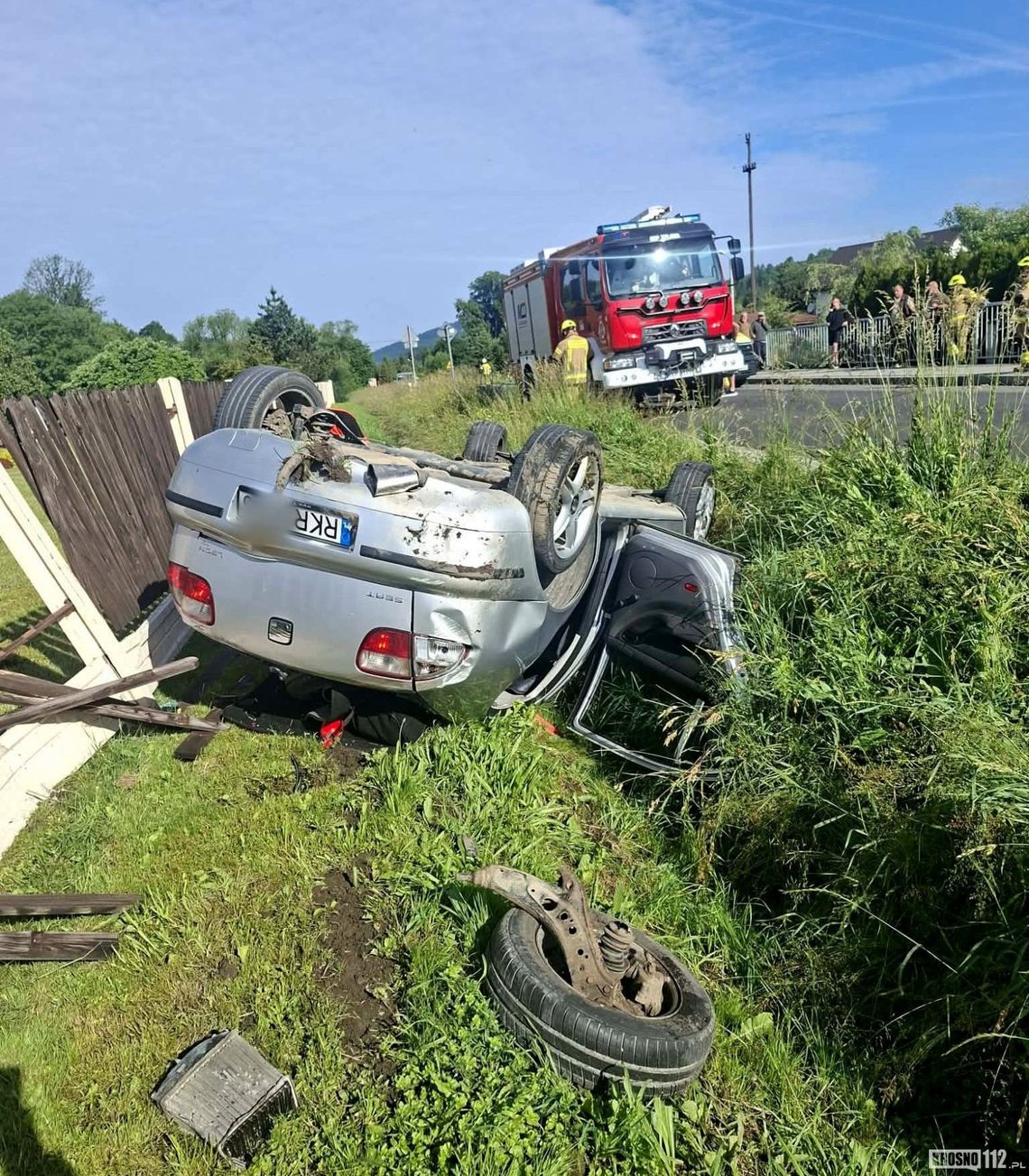 Zderzenie osobówek w Posadzie Jaśliskiej. Jeden z pojazdów dachował Zderzenie osobówek w Posadzie Jaśliskiej. Jeden z pojazdów dachował