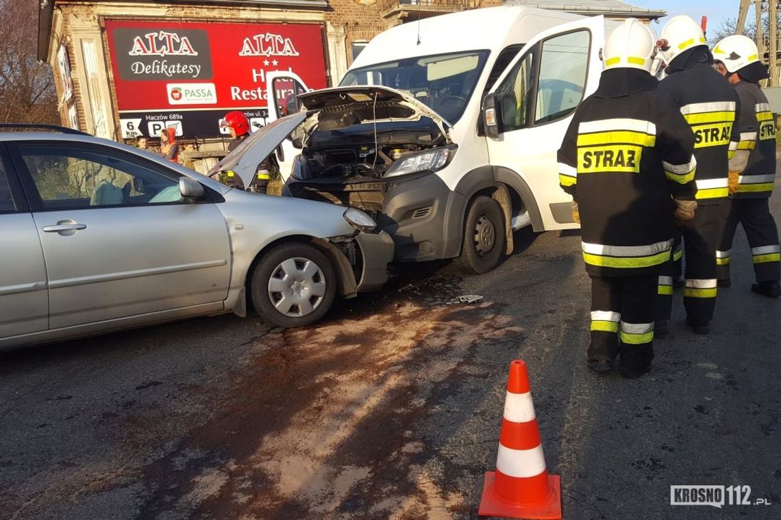 Zderzenie osobówki i busa. W akcji śmigłowiec, wielu strażaków i ratowników