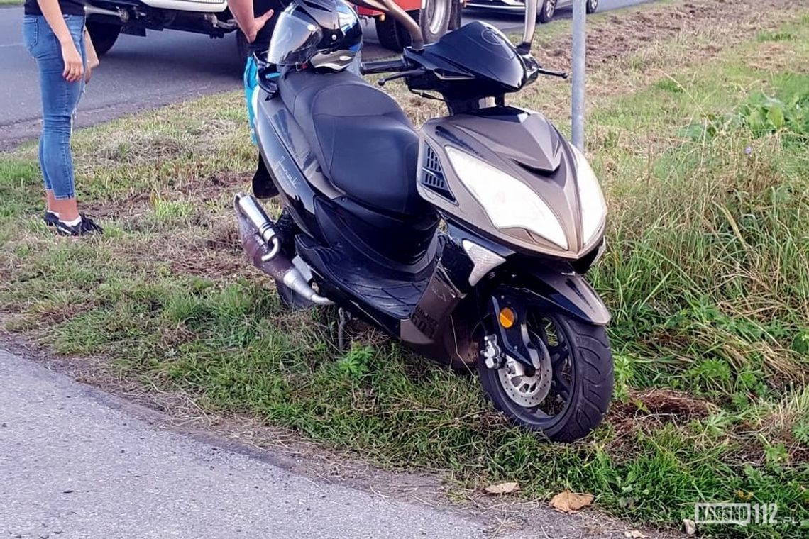 Zderzenie osobówki i skutera. Jedna osoba ranna