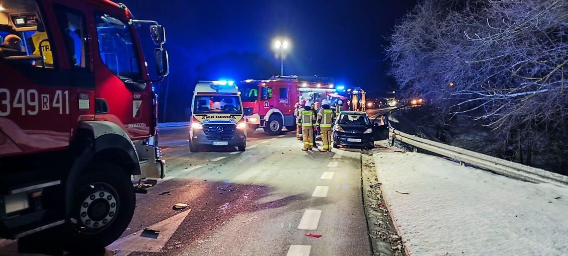 Zderzenie osobówki z ciągnikiem siodłowym na DK19 w Iskrzyni