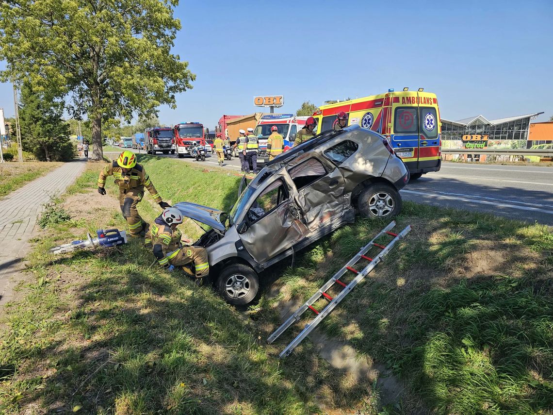 Zderzenie osobówki z ciężarówką na DK28 w Miejscu Piastowym Zderzenie osobówki z ciężarówką na DK28 w Miejscu Piastowym