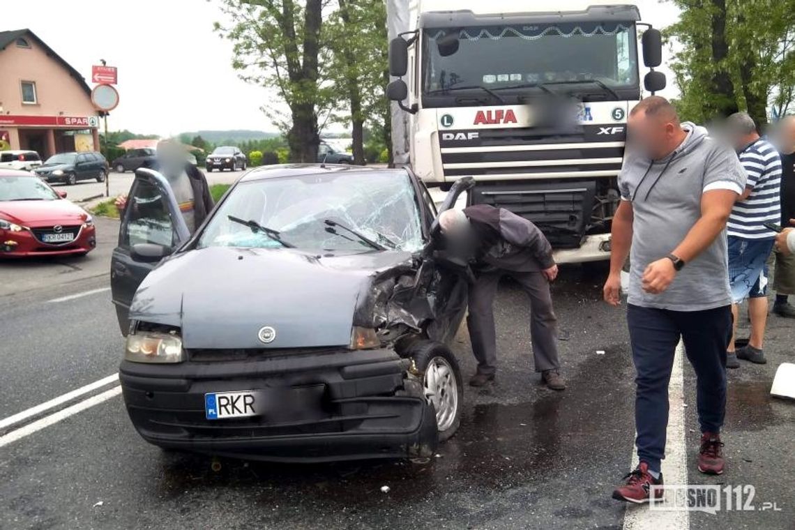 Zderzenie osobówki z ciężarówką w Zboiskach na DK19. Szybkiej pomocy udzielili świadkowie
