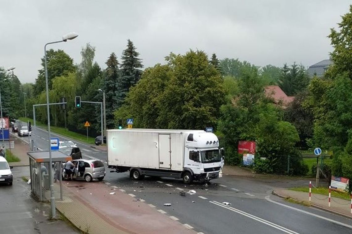 Zderzenie osobówki z ciężarowym na Rzeszowskiej! Ranna kobieta