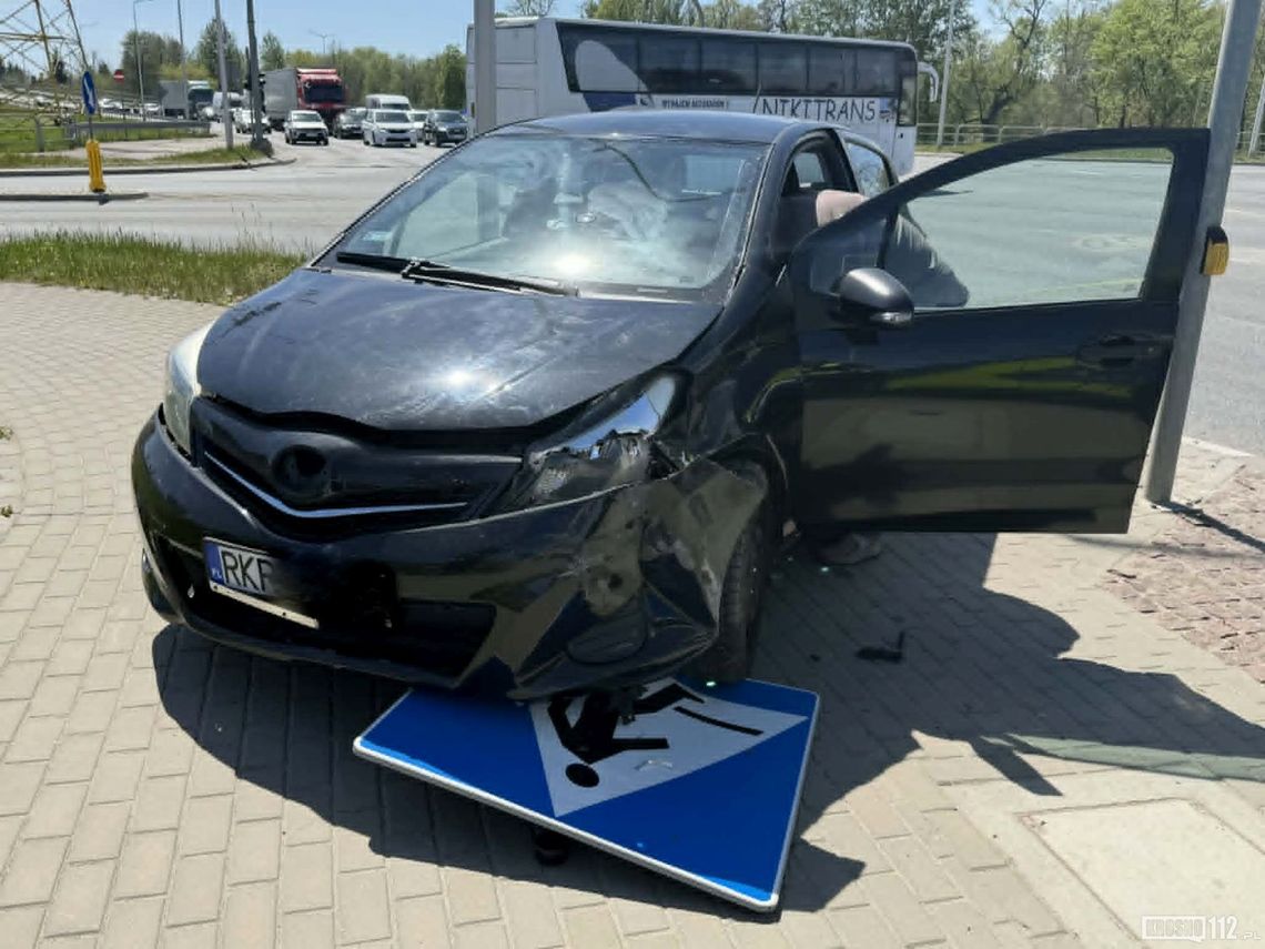 Zderzenie osobówki z ciężarowym na skrzyżowaniu Podkarpackiej z Tysiąclecia
