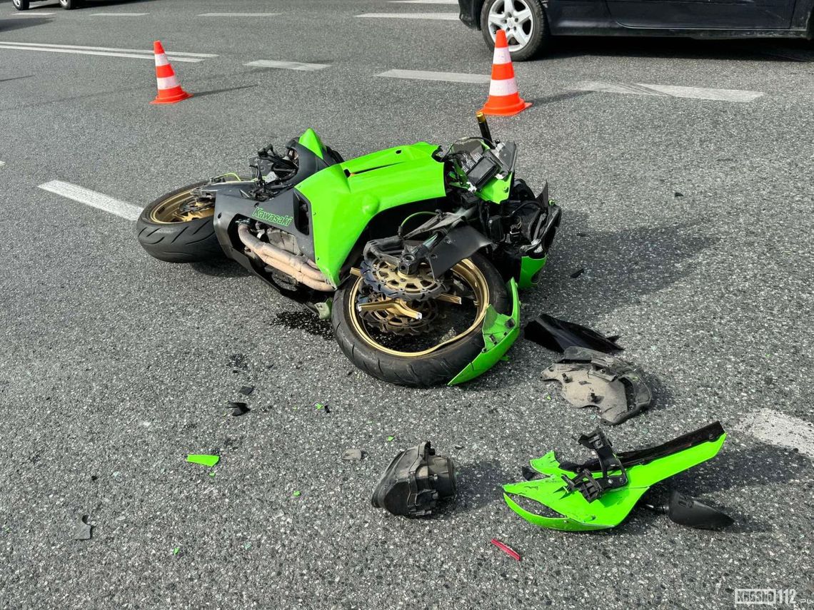 Zderzenie osobówki z motocyklistą na Nieodległości Zderzenie osobówki z motocyklistą na Nieodległości