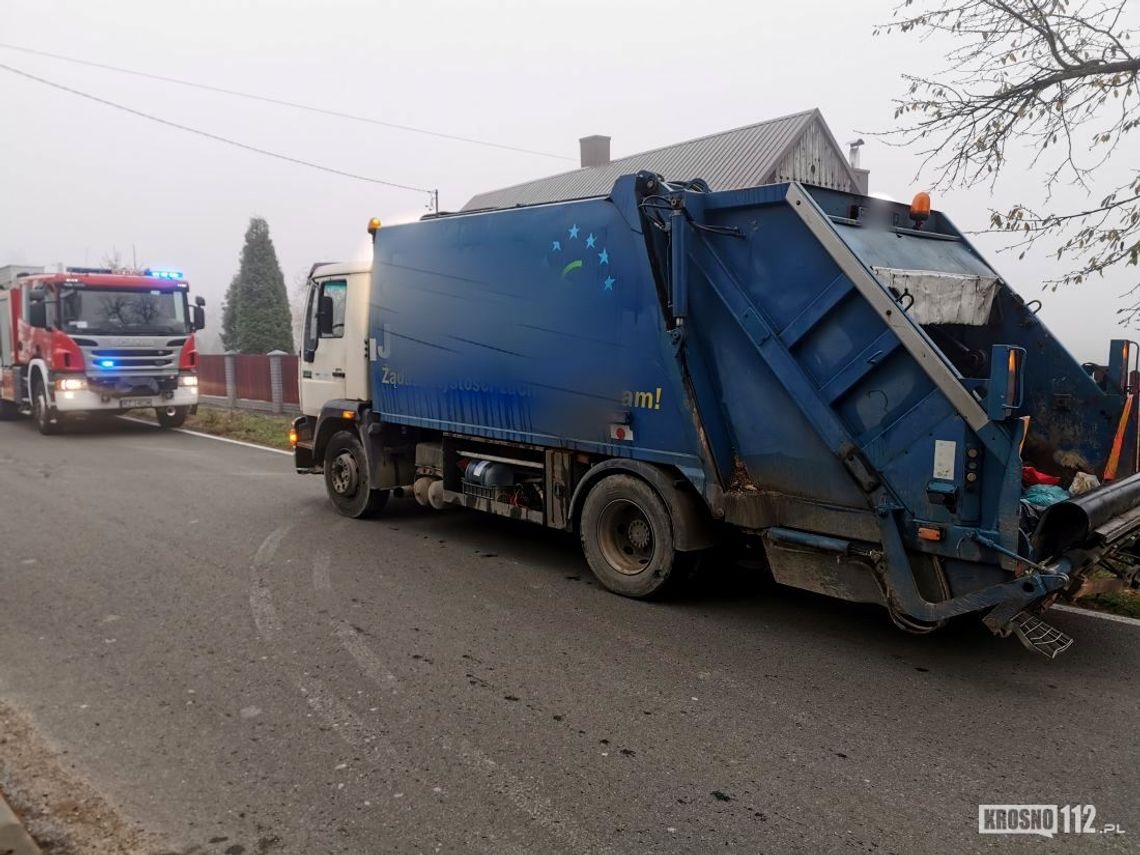 Zderzenie osobówki ze śmieciarką w Jedliczu