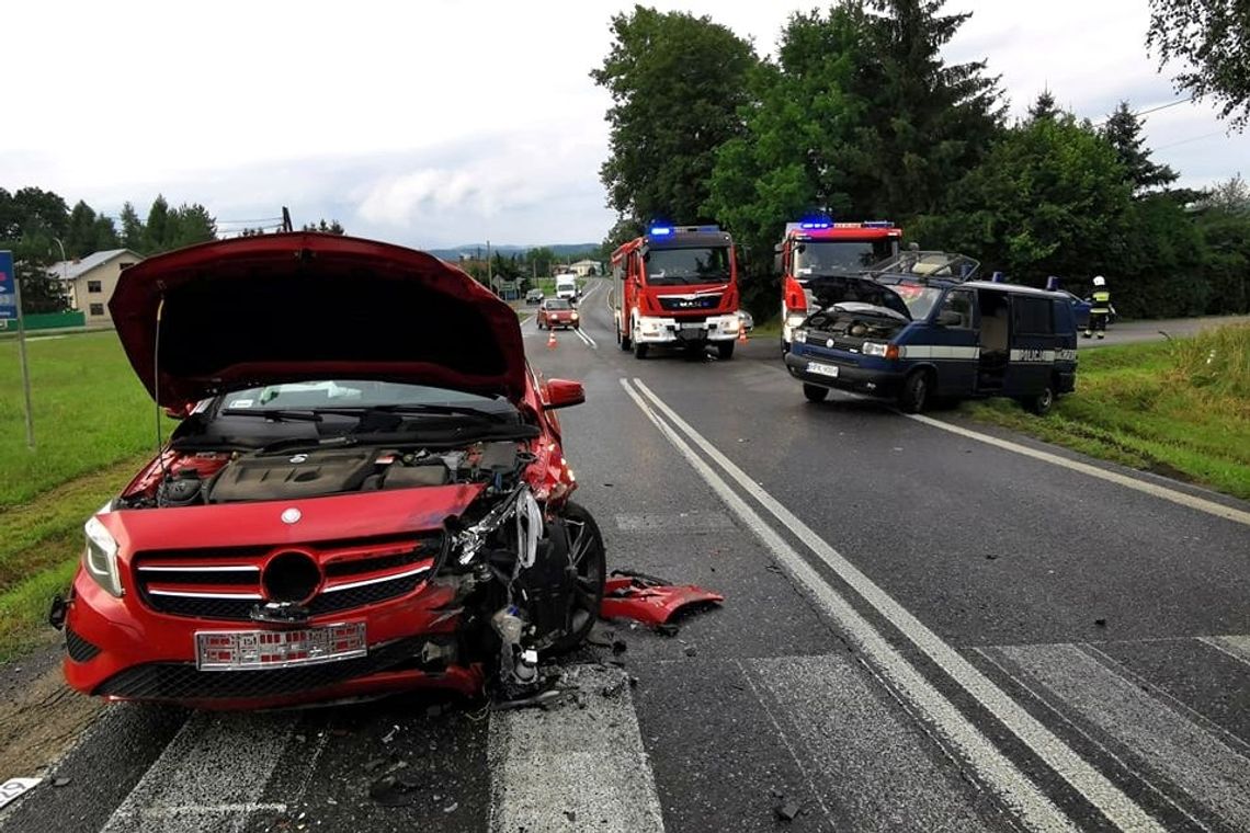 ? Zderzenie radiowozu policyjnego z Mercedesem [AKTUALIZACJA]